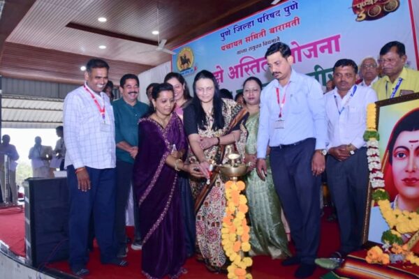 Dr. Shalini Kadu inaugurating the 'Maaze Astitva' initiative alongside key officials