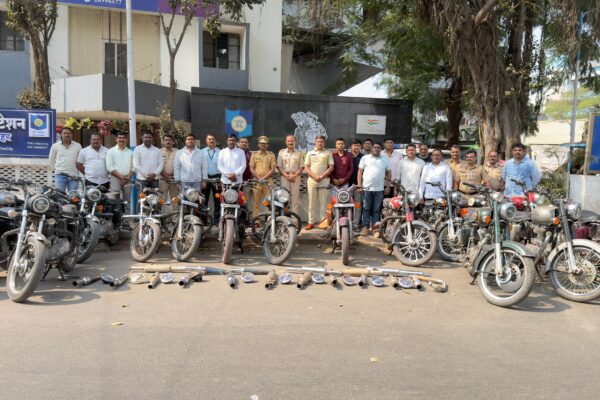 19 Bikes Seized in Hadapsar Hadapsar Police cracked down on workers using modified silencers and loud horns near the Sadhana Vidyalaya counting center