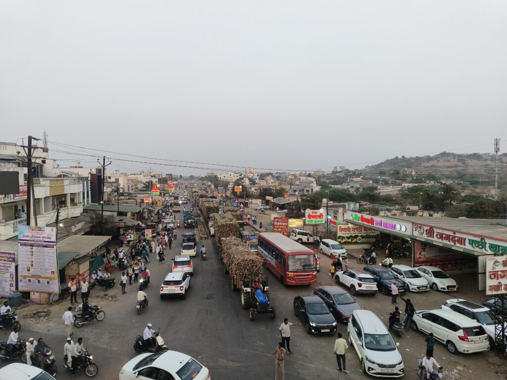 Long queues of vehicles, including sugarcane tractors and private cars, stranded at Madanwadi Chauphula on the Baramati-Amarapur road.