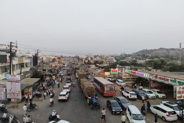Long queues of vehicles, including sugarcane tractors and private cars, stranded at Madanwadi Chauphula on the Baramati-Amarapur road.