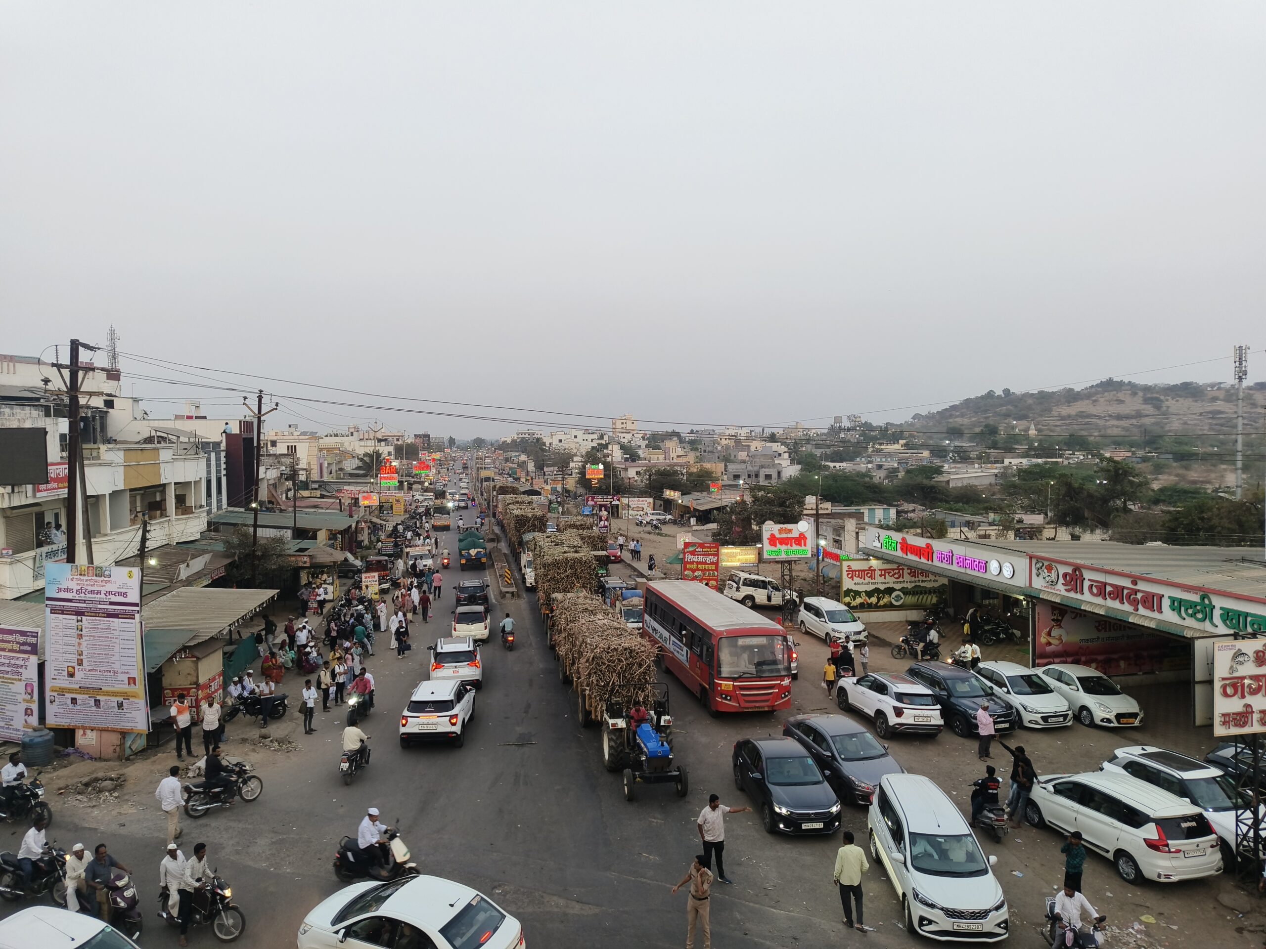 Long queues of vehicles, including sugarcane tractors and private cars, stranded at Madanwadi Chauphula on the Baramati-Amarapur road.